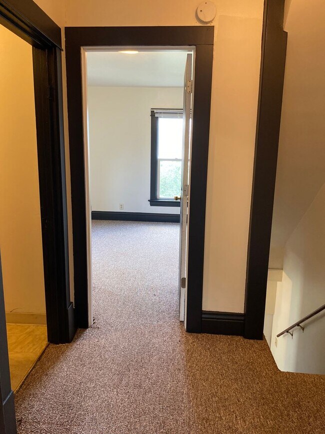 Building Photo - 902 E Kemp Ave