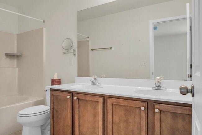 Building Photo - 215 Hemingway Cir