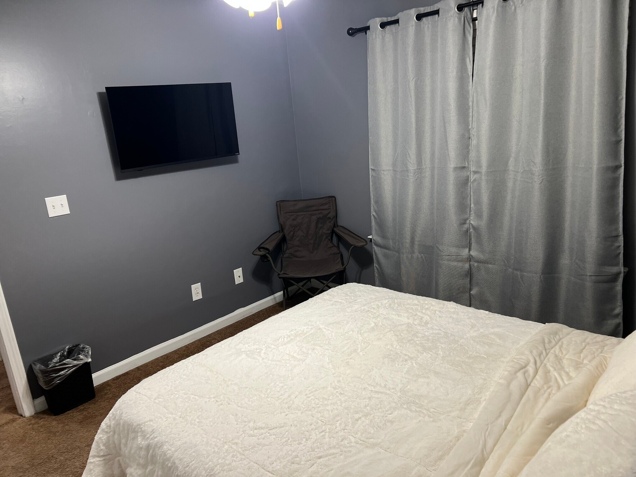Queen bed with television - 105 Mills Lndg