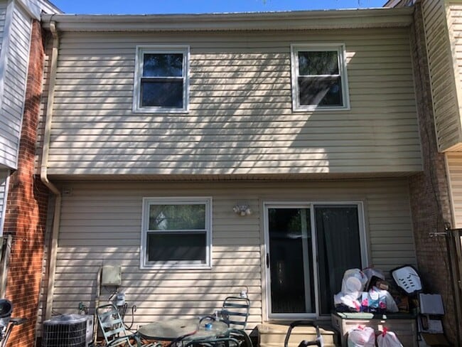 Building Photo - Beautifully remodeled 3-bed 2.5-bath Townh...