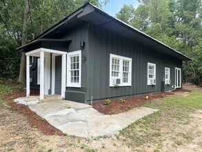 Building Photo - 1118 Louise Dr
