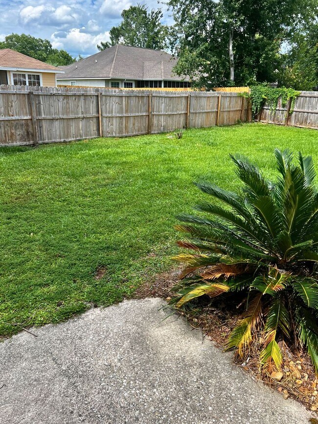Building Photo - Charming 4/2 with fenced in yard