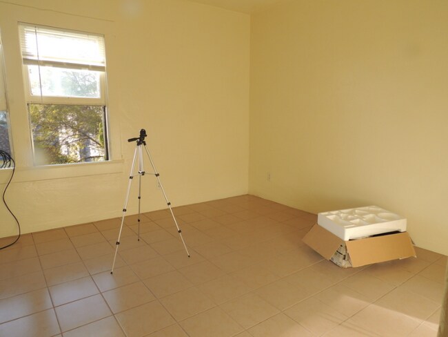 Building Photo - 532 21st St