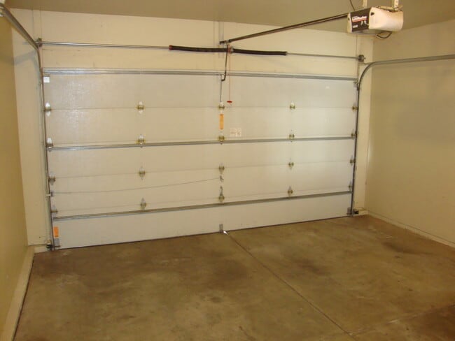 Building Photo - Great 4 bed Duplex