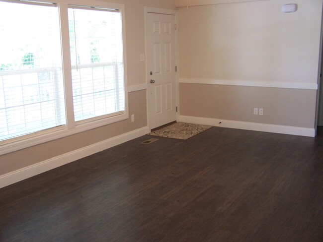 living room - 122 Larkspur Dr