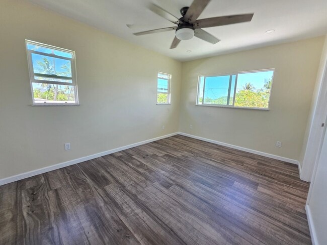 Building Photo - AVAILABLE NOW! 2 bed, 2 bath, 1 parking Kalaheo Hillside