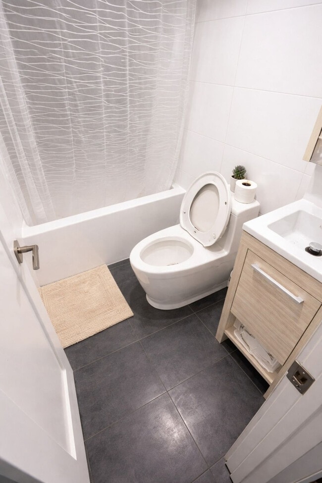 Building Photo - 716 Madison St