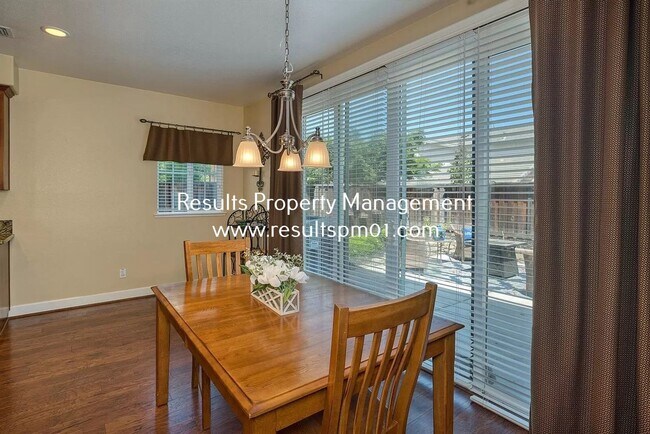 Building Photo - Spacious and upgraded 4 Bed 3 Bath Roseville Home