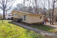 Building Photo - Roomy Split-Level in Chapel Hill