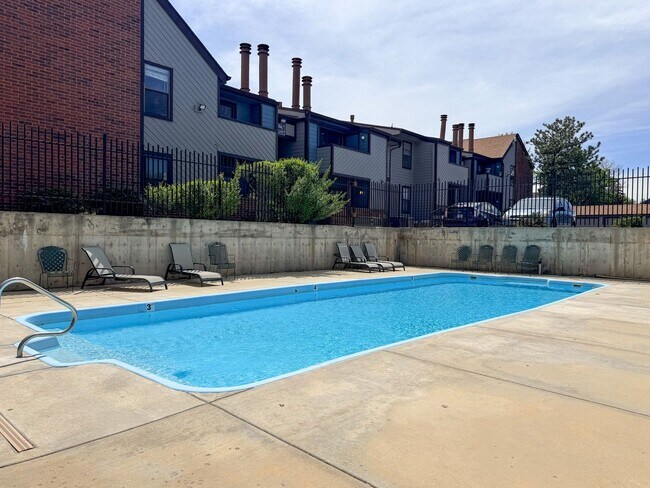 Building Photo - Move-in Incentive!