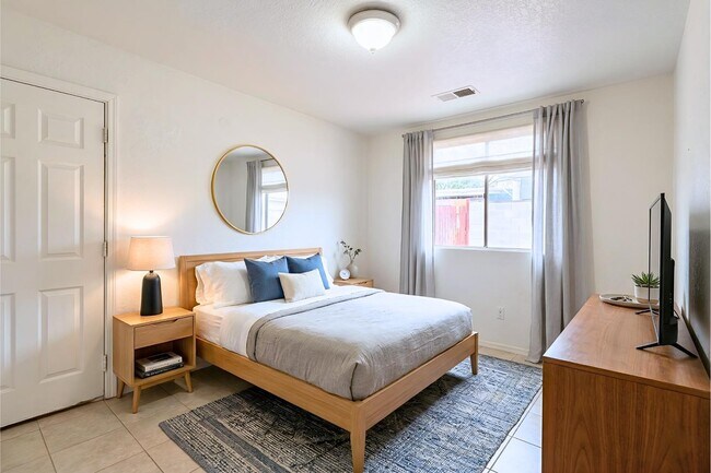 Building Photo - 1702 W Shangri La Rd