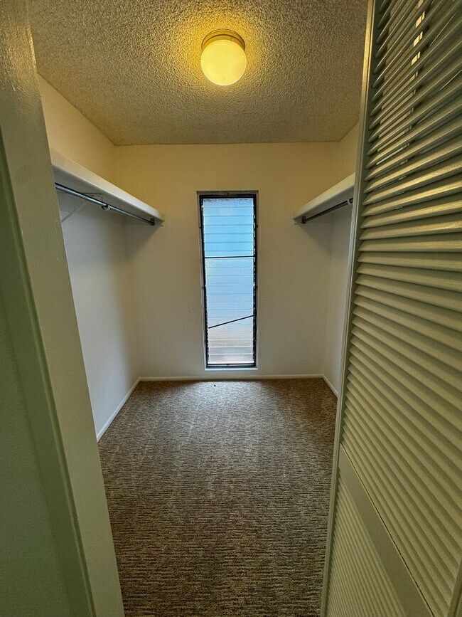 Building Photo - 3/2/2 - Spacious Golf Course Home in Gated Queens Gate II