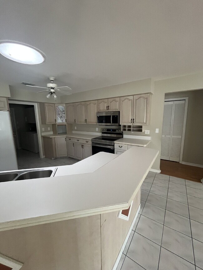 Building Photo - Spacious Pool Home in Desirable Palm Harbor – Pool Care Included
