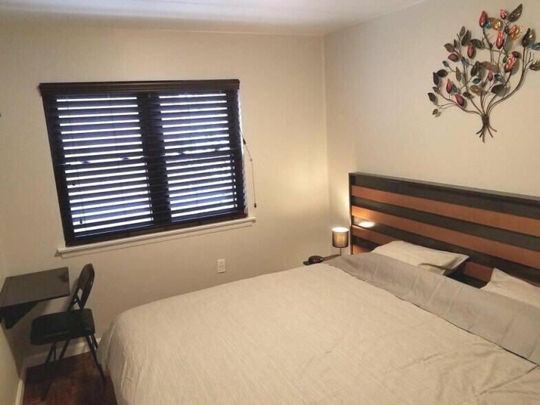 Junior bedroom, with 1 king bed - 516 S 12th St