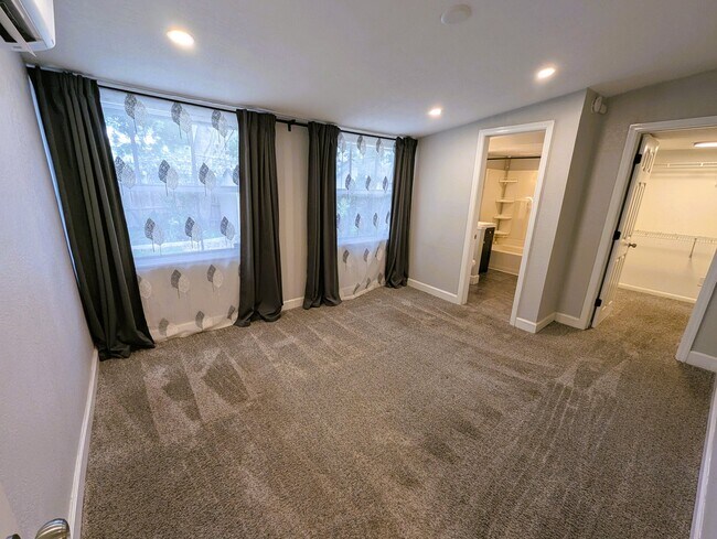 Building Photo - 809 N Hyer Ave