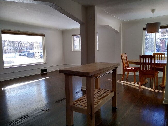 Building Photo - 2128 Hooker St