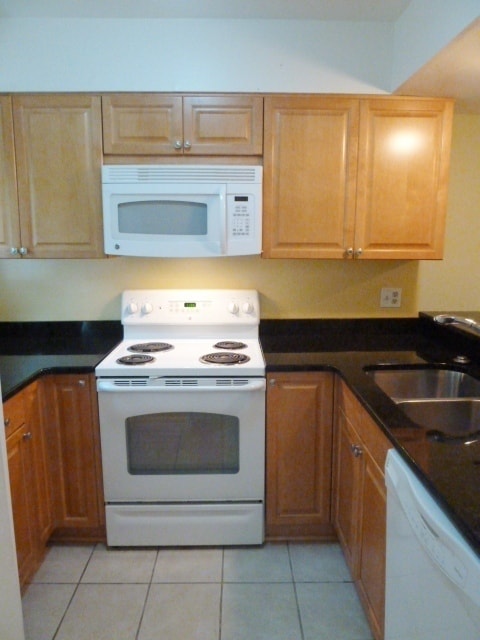 Building Photo - Sleek, Stylish 2br 2ba upper level condo in Chancellor Square, walking distance to Campus, downtown!