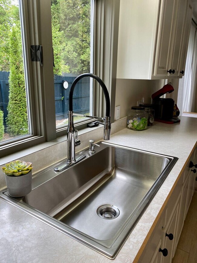 Building Photo - Home on East Bay – Impeccably Furnished Off-Season Retreat