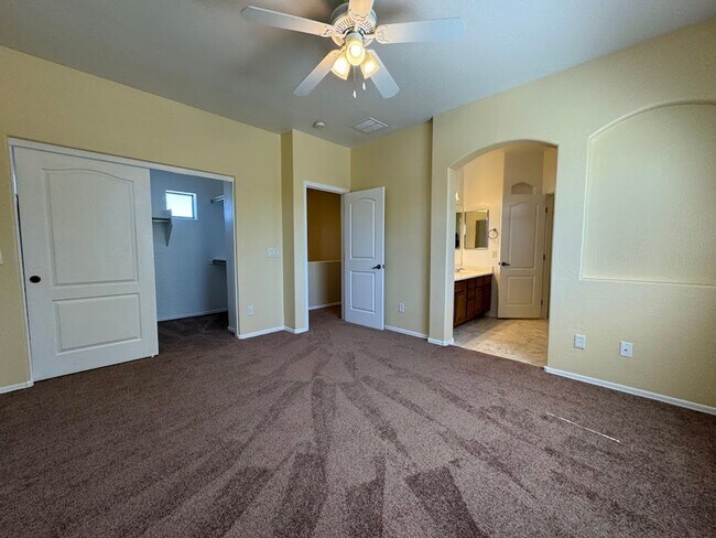 Building Photo - * $400 off move-in! Call today!!* Spacious 3 Bed Home with Office in Glendale - 2 Car Garage - Fr...