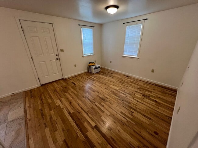 Building Photo - 1-2 Bedroom 1 Bath House with Garage, Newl...