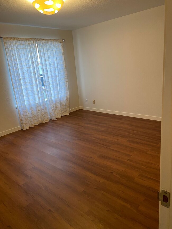 Building Photo - Spacious 3 Bedroom / 2 Bathroom Flat in th...