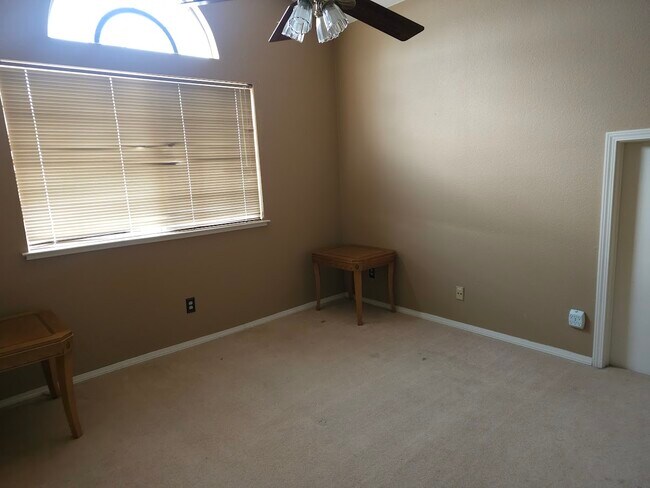 Building Photo - 2431 Pinehurst Ct