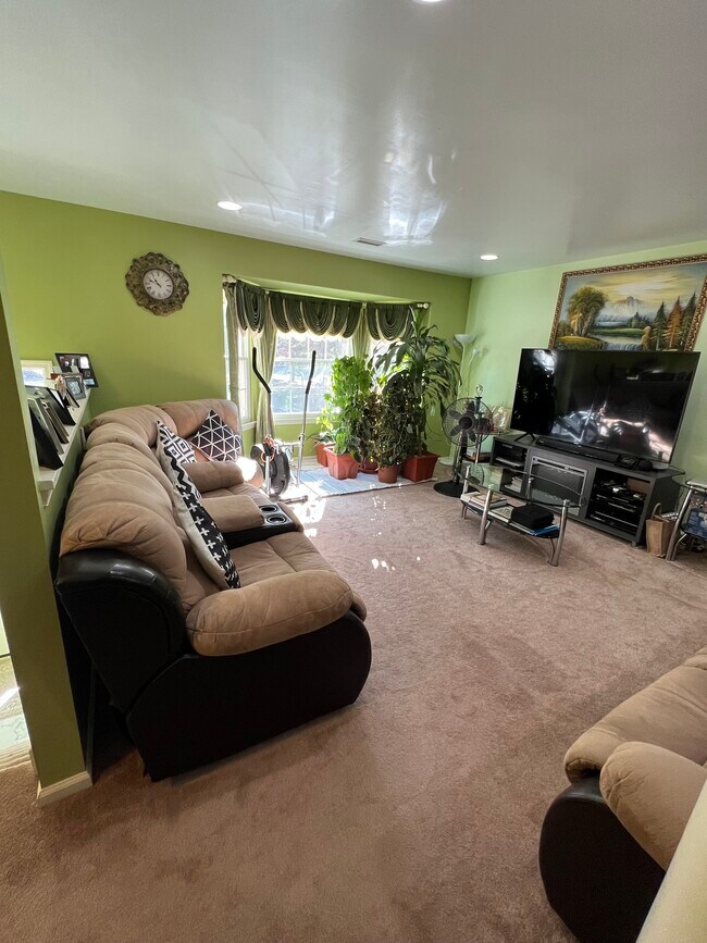Building Photo - 3504 Carriage Ct