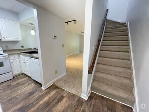 Building Photo - Upper level town-home style 2br condo in C...