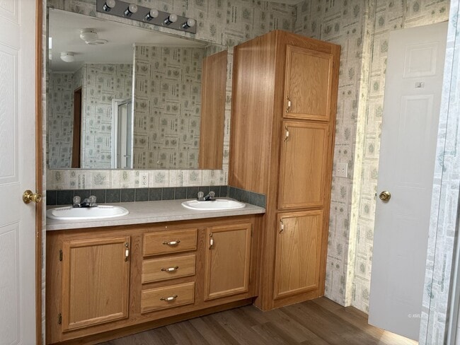 Building Photo - 422 W Piute Dr