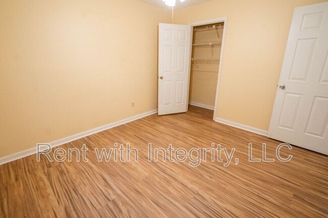 Building Photo - 1500 Twin Lakes Cir
