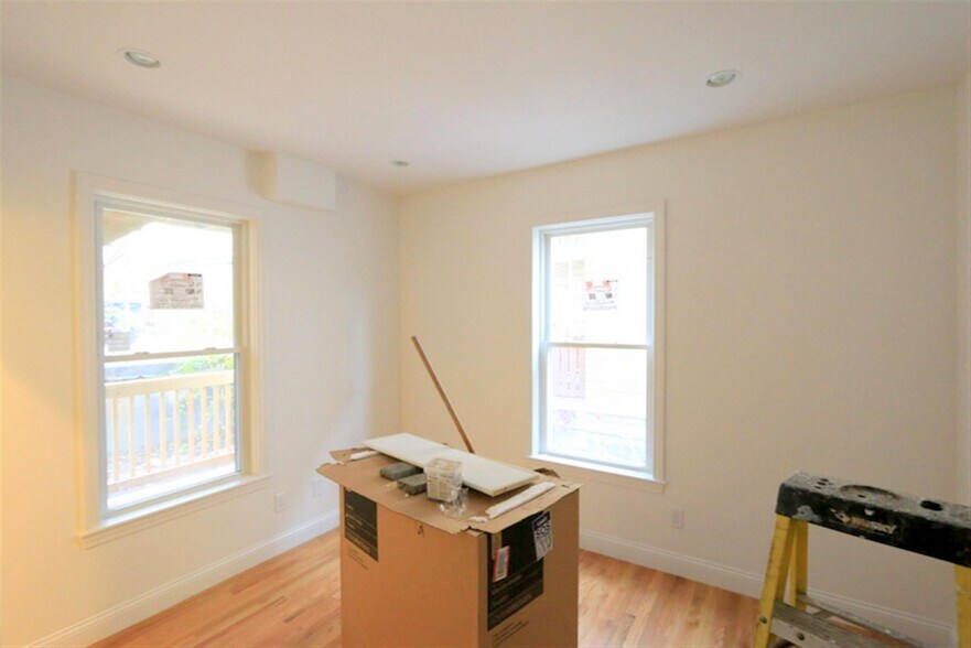 Building Photo - 25 Lewis St