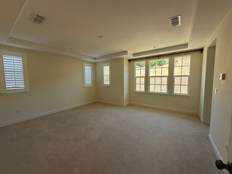 Building Photo - 60 Laurelwood Dr
