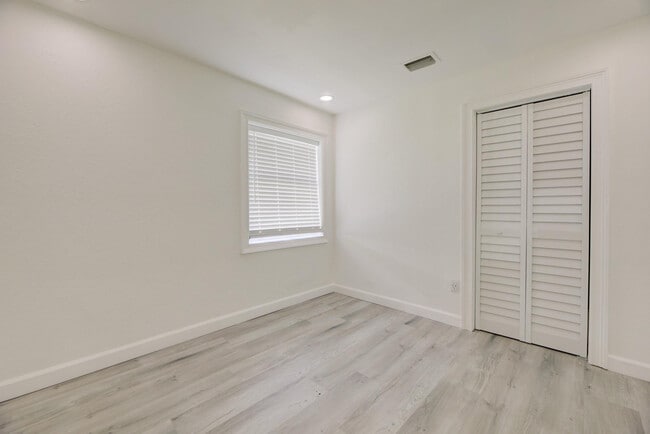 Building Photo - 1317 SW 31st St