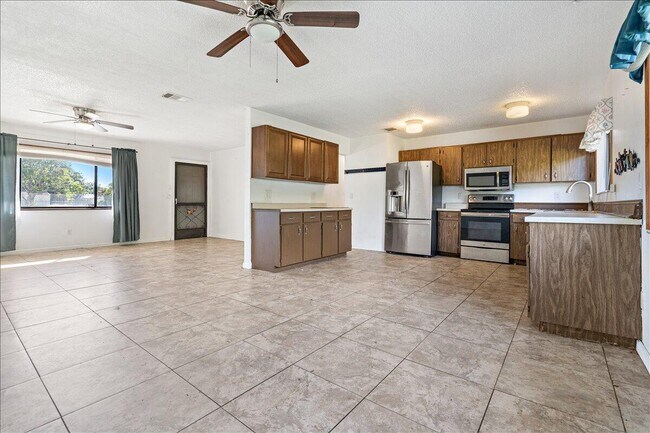 Building Photo - 1433 SE North Balcourt Ct