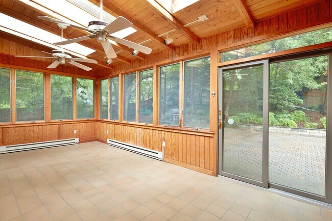 Building Photo - Sparkling and Spacious