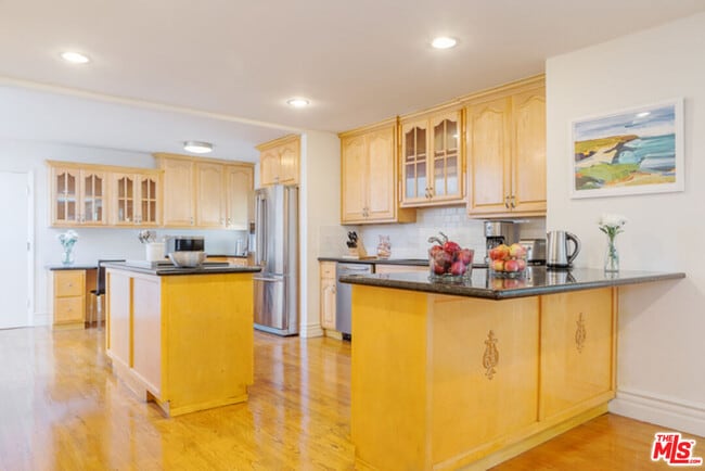 Building Photo - 110 N Barrington Ave