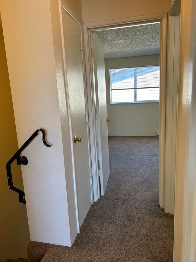 Building Photo - (749) Jackson Square - 2 Bedroom / 1.5 Bathroom Townhome – Albany