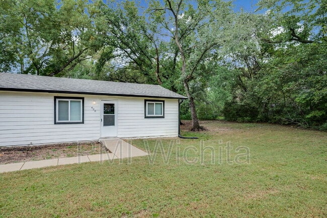 Building Photo - 420 W Mahoney Dr