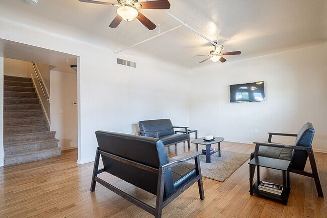 Building Photo - 928 E 6th St