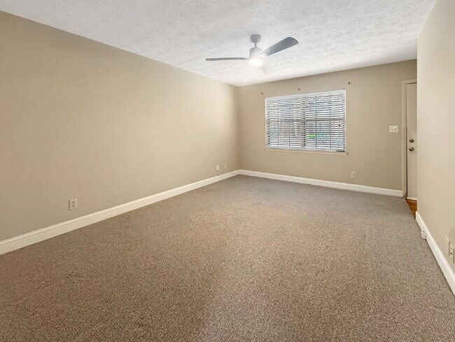 Building Photo - Updated 2BR End-Unit Condo | Pool Community | Minutes to Downtown Gainesville