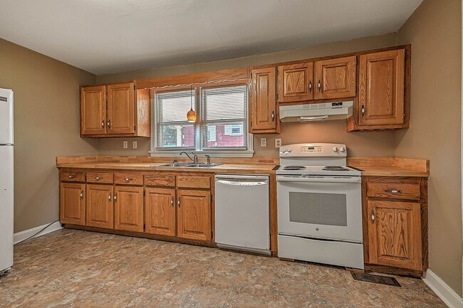 Building Photo - 3 Bedroom / 1 Bath Home