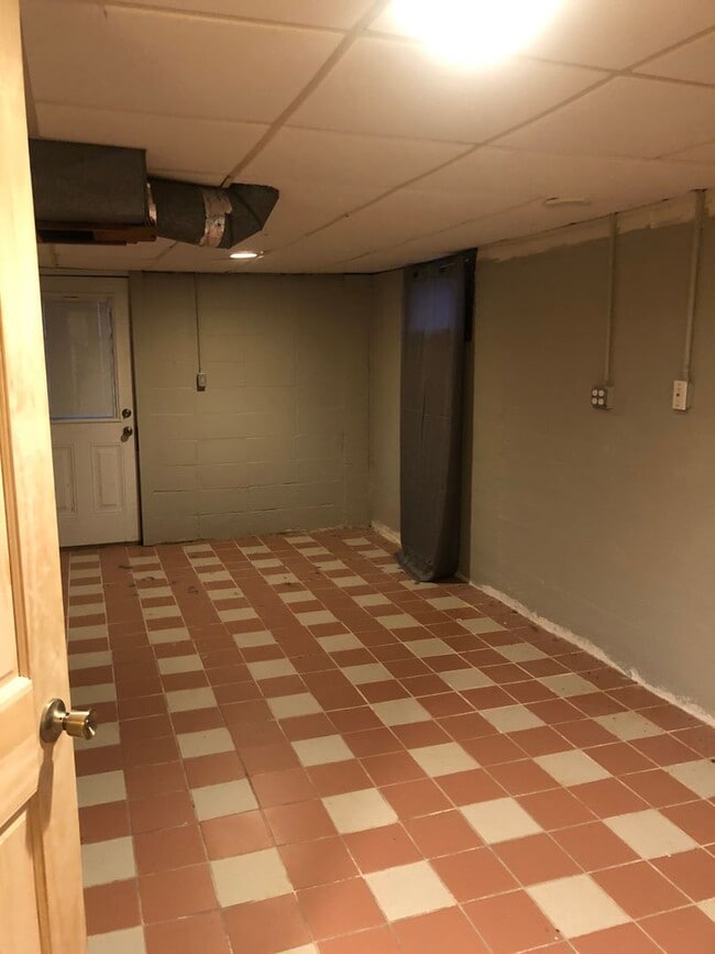 Building Photo - Close to Campus!