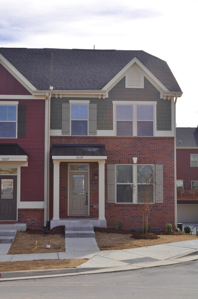 Building Photo - Beaver Creek Commons 3 Bed | 3.5 Bath Town...