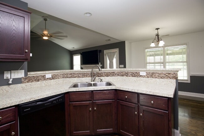 Building Photo - *Lease Special!* Fiber optic internet incl...