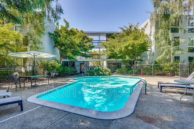 Building Photo - 181 Del Medio Ave