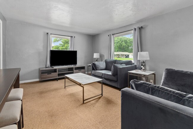 Building Photo - FURNISHED RENTAL: Don Hutson on 14th Ave -...