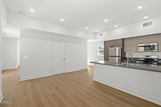 Building Photo - 834 N Fair Oaks Ave