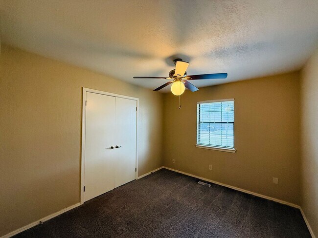 Building Photo - 1135 W Johnathan Way