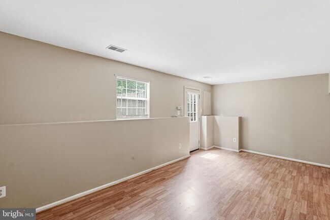 Building Photo - 9571 Tudor Oaks Dr