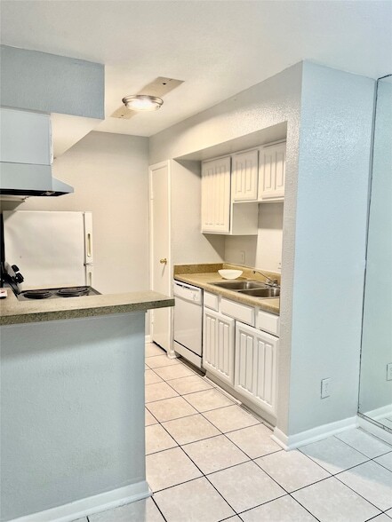 Building Photo - 10202 Forum Park Dr
